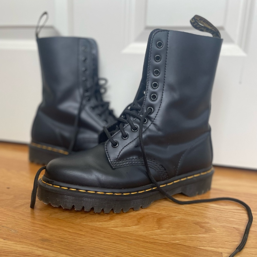 NWOT Dr. Marten's Airwair 1460 Lace Up Boot Black